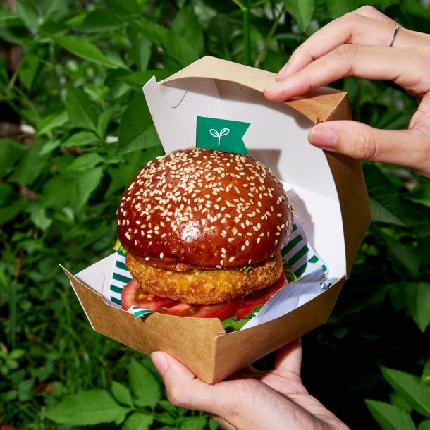 Una hamburguesa dentro de un packaging creativo hecho de cartón