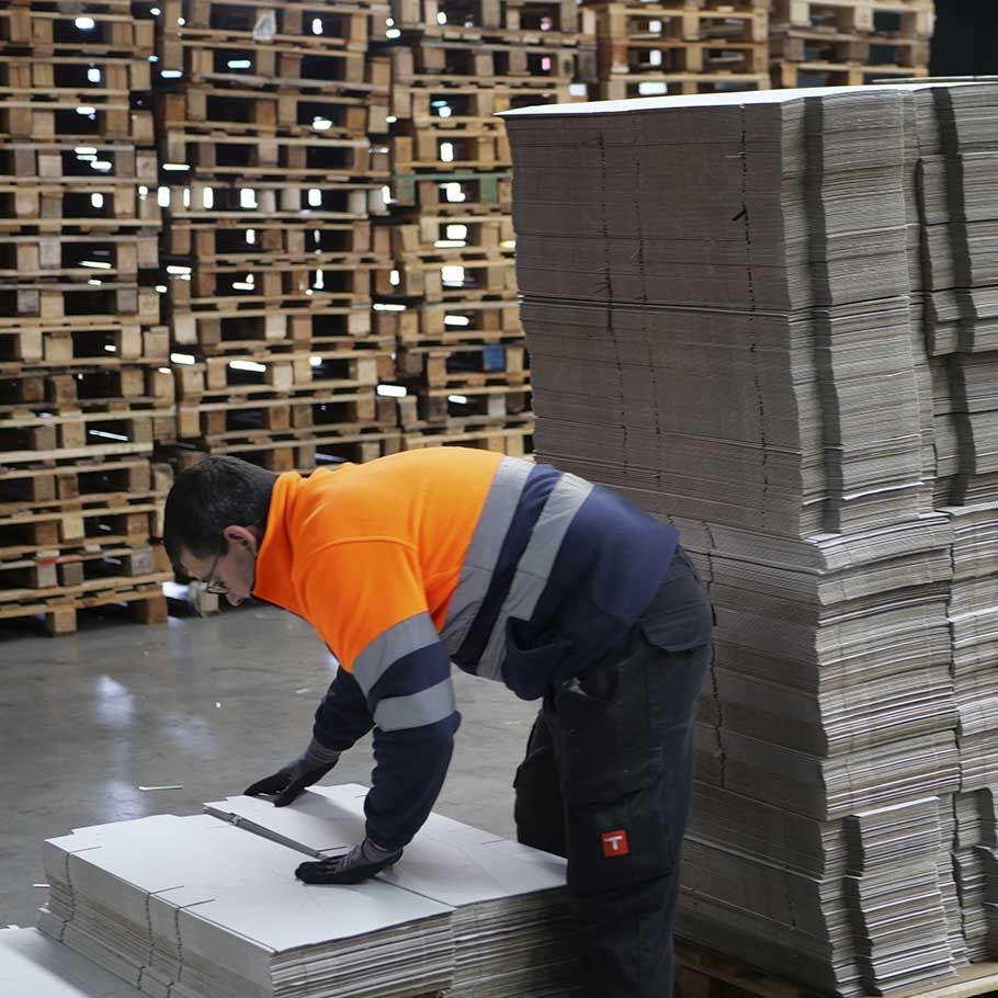 Trabajador de Femasa fábrica de cajas de cartón en Madrid